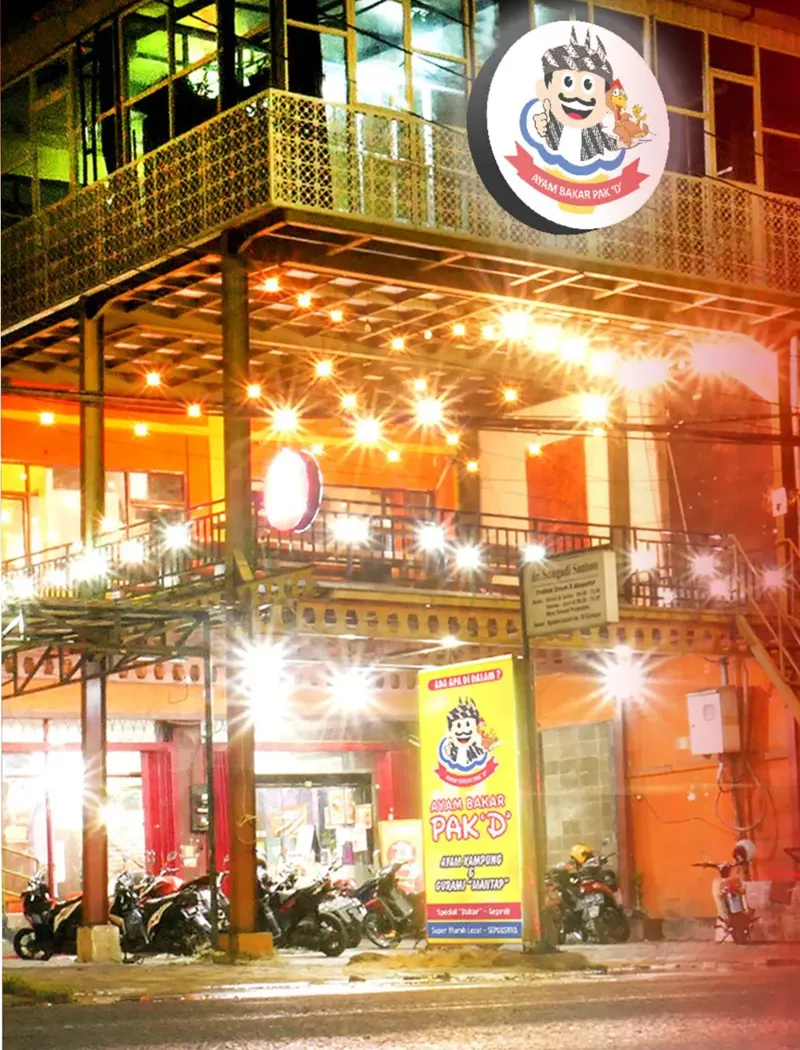 Outlet Ayam Bakar Pak D di malam hari